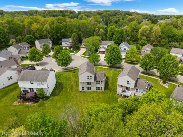 907 Deer Valley Road, Holly Township, MI 48442