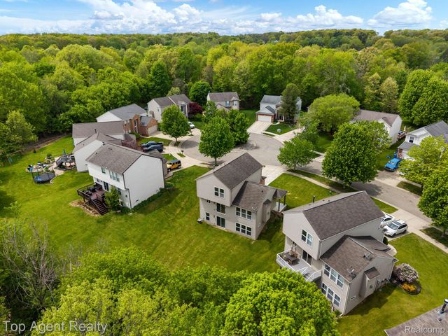 907 Deer Valley Road, Holly Township, MI 48442