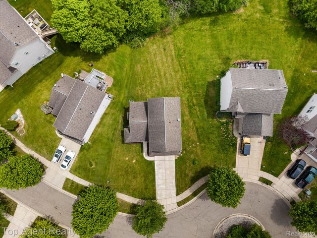 907 Deer Valley Road, Holly Township, MI 48442