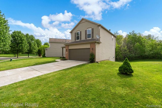 907 Deer Valley Road, Holly Township, MI 48442