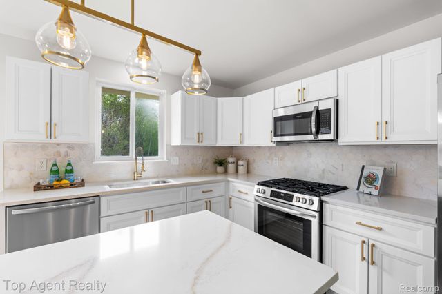 907 Deer Valley Road, Holly Township, MI 48442