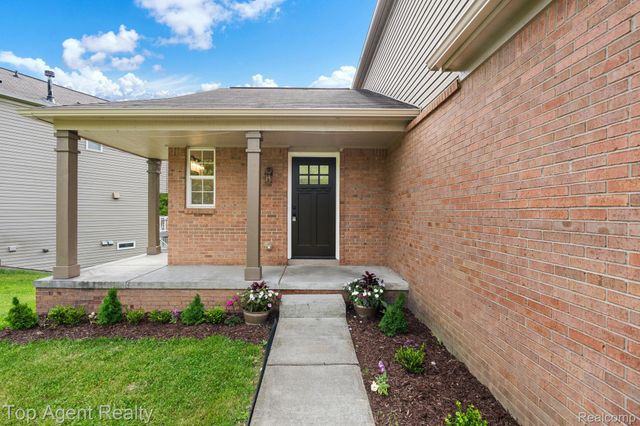 907 Deer Valley Road, Holly Township, MI 48442