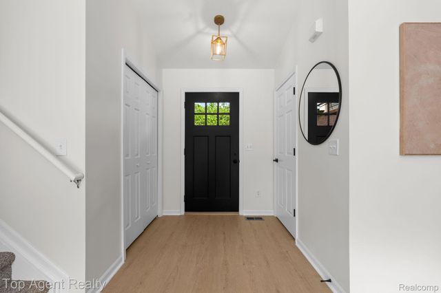 907 Deer Valley Road, Holly Township, MI 48442