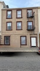 28 1St St, Elizabeth City, NJ 07206