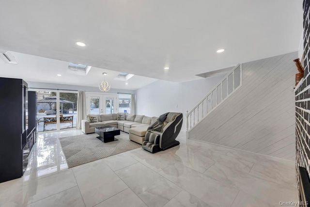 119 Scooter Lane, Hicksville, NY 11801
