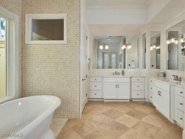 377 Pirates Bight, Naples, FL 34103