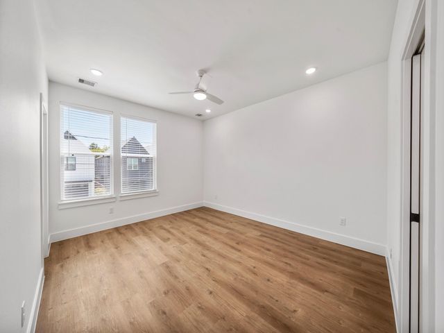 7033 Avenue N, Houston, TX 77011