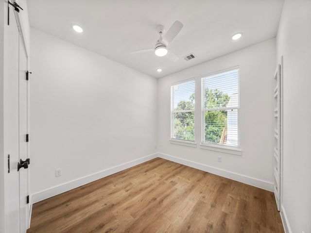 7033 Avenue N, Houston, TX 77011