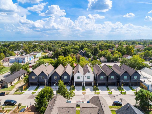 7033 Avenue N, Houston, TX 77011