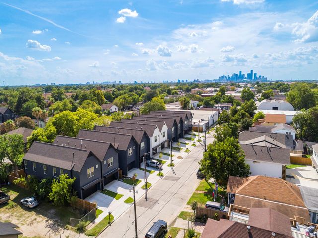7033 Avenue N, Houston, TX 77011