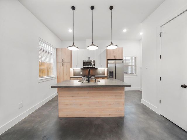 7033 Avenue N, Houston, TX 77011