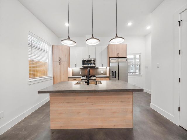 7033 Avenue N, Houston, TX 77011