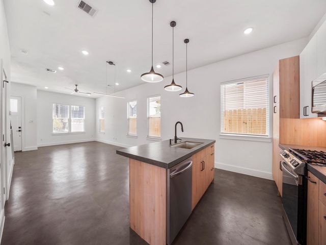 7033 Avenue N, Houston, TX 77011