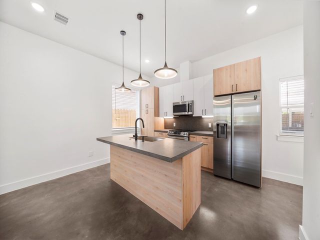 7033 Avenue N, Houston, TX 77011