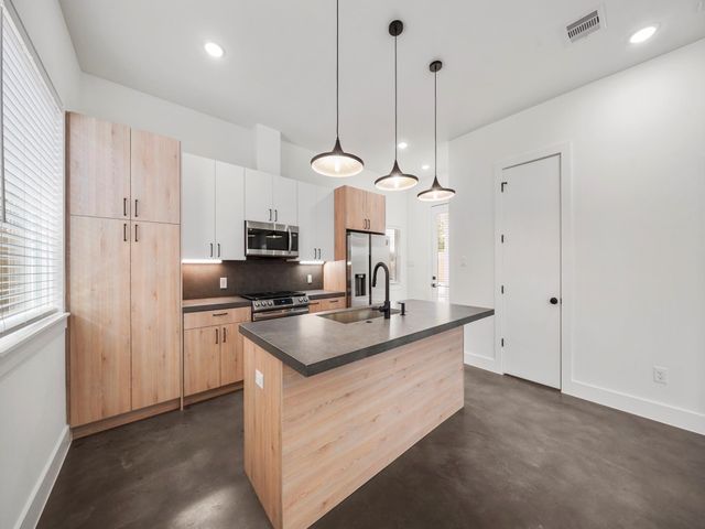 7033 Avenue N, Houston, TX 77011