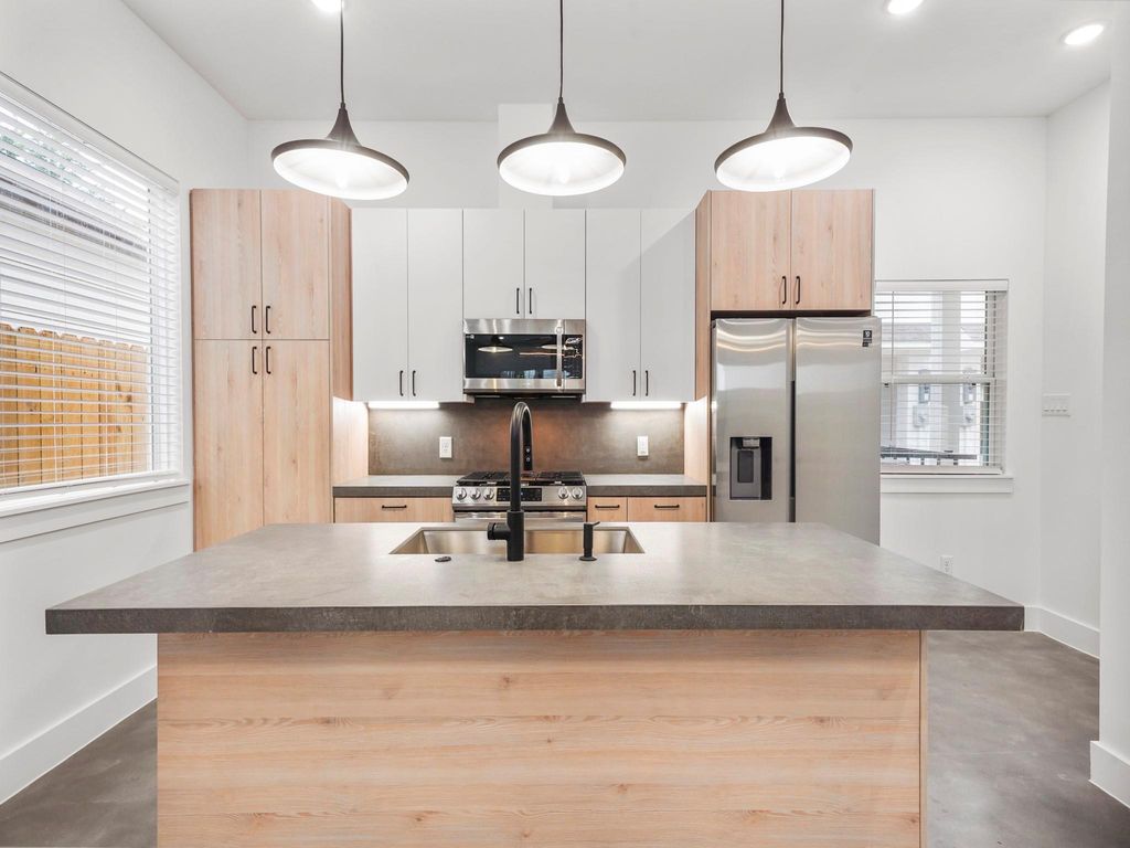 7033 Avenue N, Houston, TX 77011