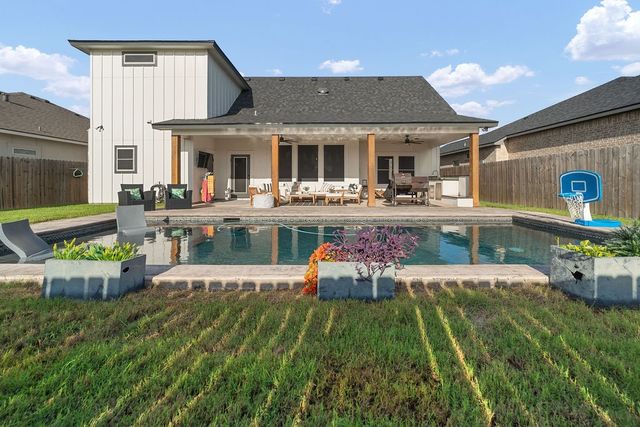 107 John Russell Dr, Portland, TX 78374