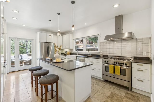 98 Montell St, Oakland, CA 94611