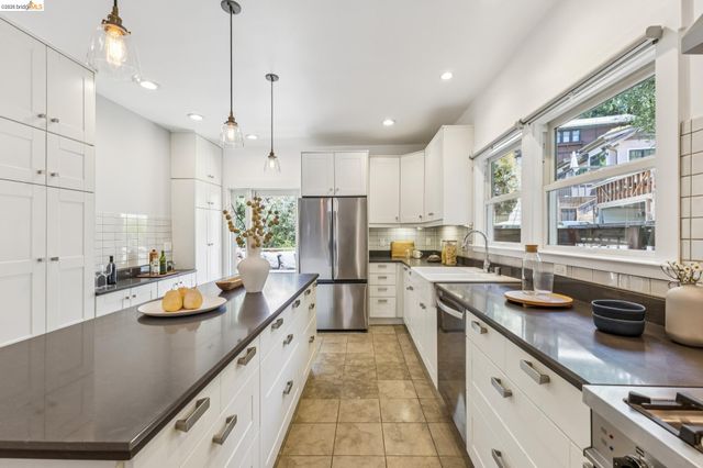 98 Montell St, Oakland, CA 94611