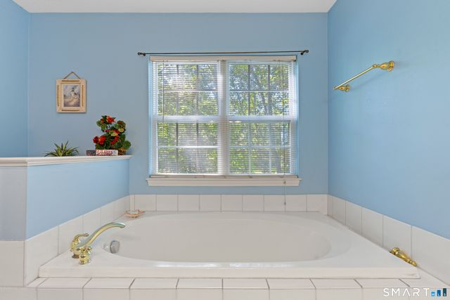 40 Lexington Way North, Milford, CT 06461