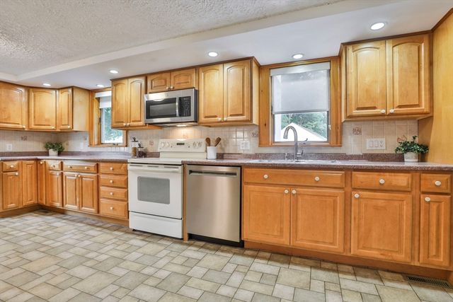 21 Preston St, Wakefield, MA 01880