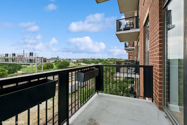 811 W 15th Place 513, Chicago, IL 60608