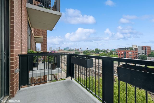 811 W 15th Place 513, Chicago, IL 60608
