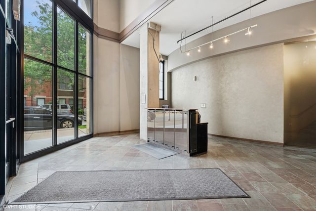 811 W 15th Place 513, Chicago, IL 60608