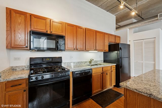 811 W 15th Place 513, Chicago, IL 60608