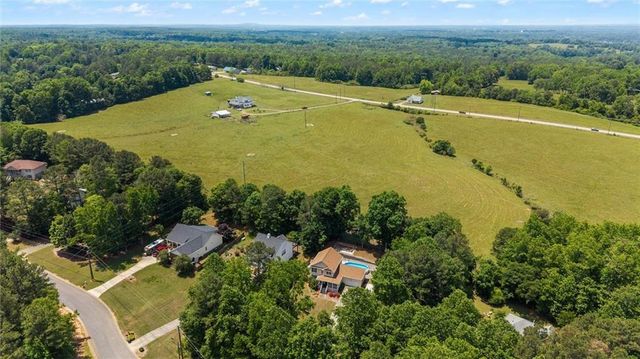 105 Hawk Ln, Carrollton, GA 30116