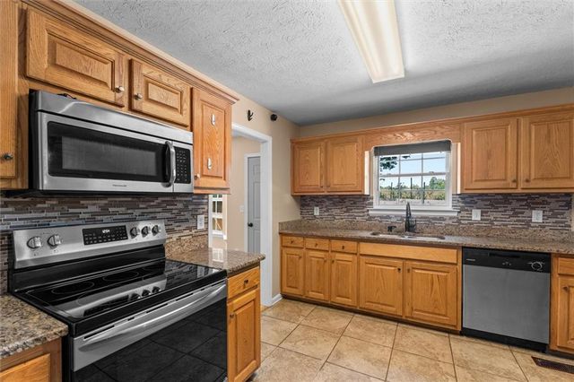 105 Hawk Ln, Carrollton, GA 30116