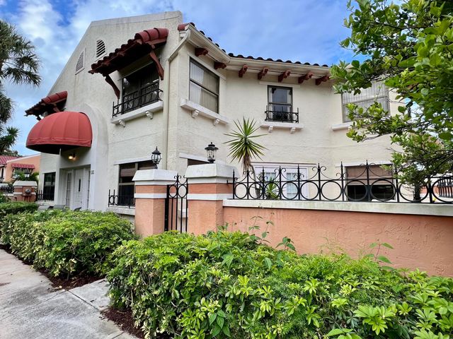 13 Uno Lago Drive, Juno Beach, FL 33408