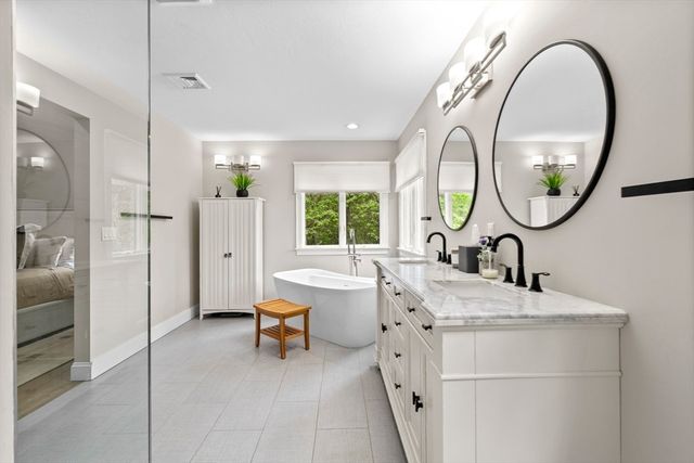 102 Cairn Ridge Rd, Falmouth, MA 02536