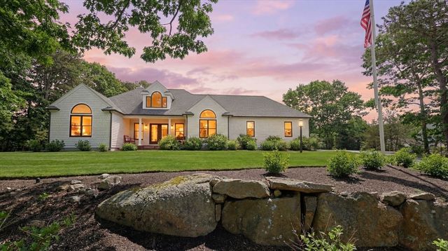 102 Cairn Ridge Rd, Falmouth, MA 02536