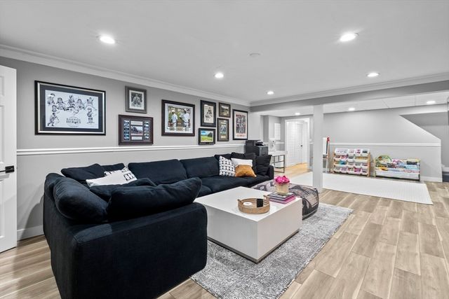 102 Cairn Ridge Rd, Falmouth, MA 02536