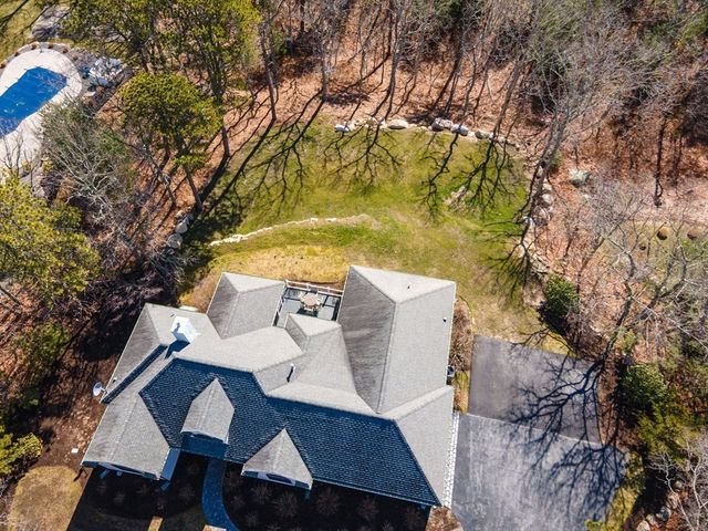102 Cairn Ridge Rd, Falmouth, MA 02536