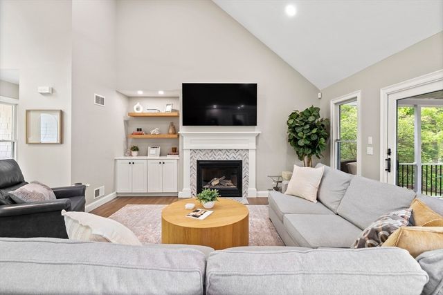 102 Cairn Ridge Rd, Falmouth, MA 02536