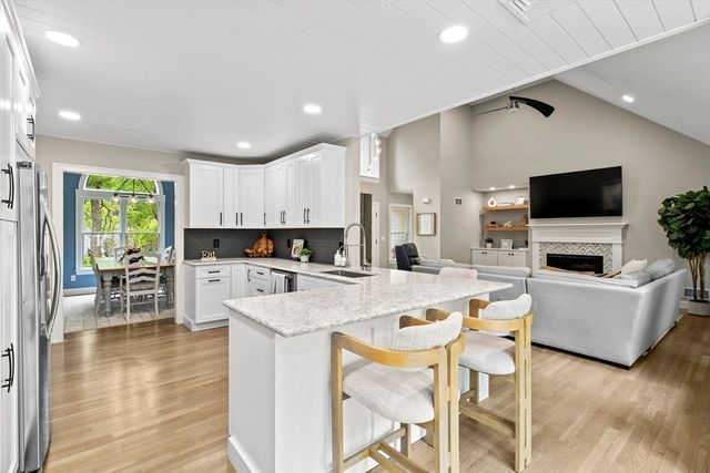 102 Cairn Ridge Rd, Falmouth, MA 02536