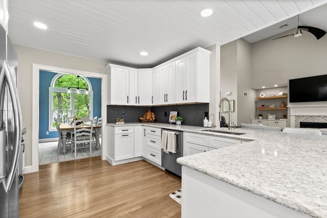 102 Cairn Ridge Rd, Falmouth, MA 02536
