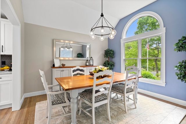 102 Cairn Ridge Rd, Falmouth, MA 02536