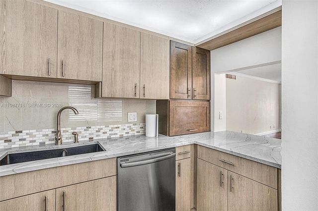 9450 Live Oak Pl 102, Davie, FL 33324