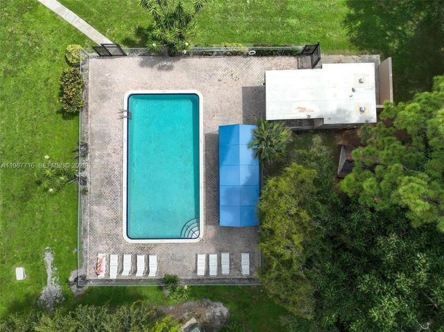 9450 Live Oak Pl 102, Davie, FL 33324