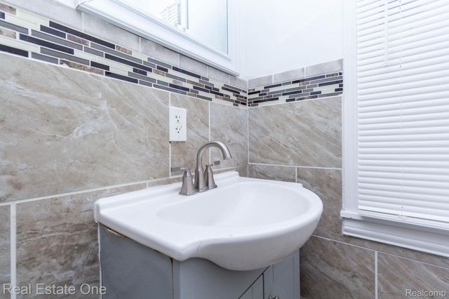 18666 Carrie Street, Detroit, MI 48234