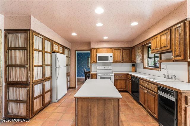2 Steward Lane, Manalapan, NJ 07726