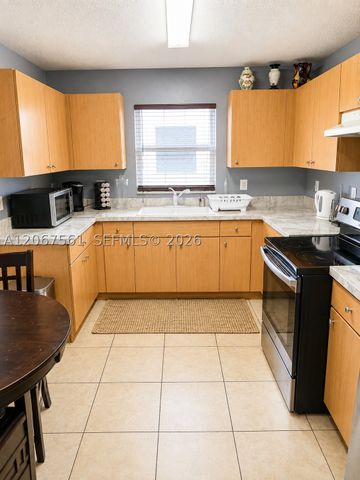 221 NE 35th St, Oakland Park, FL 33334