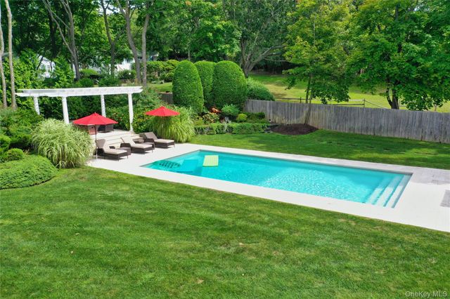 2 S Valley Road, Hampton Bays, NY 11946