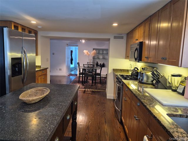 2 S Valley Road, Hampton Bays, NY 11946