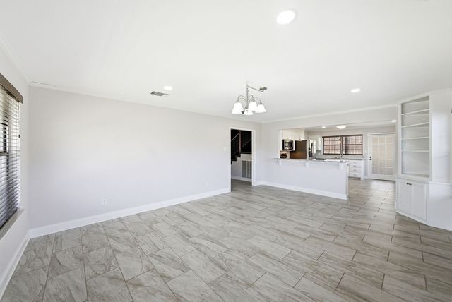 1300 Warbler Dr, Kerrville, TX 78028