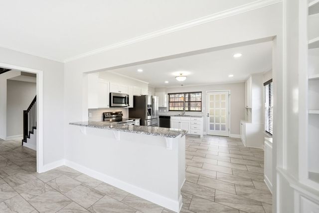 1300 Warbler Dr, Kerrville, TX 78028