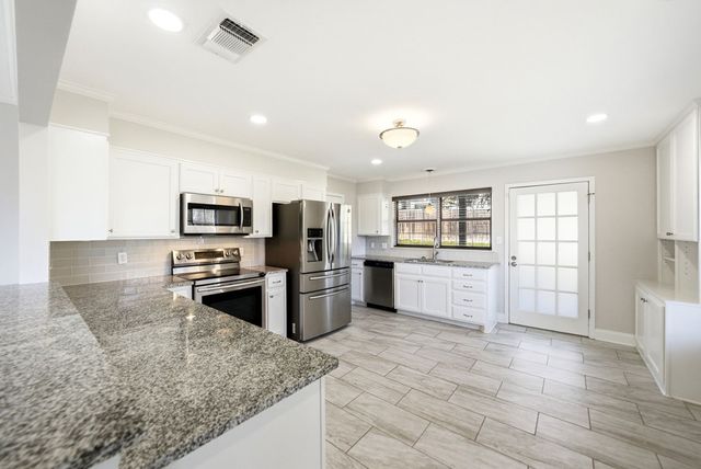 1300 Warbler Dr, Kerrville, TX 78028